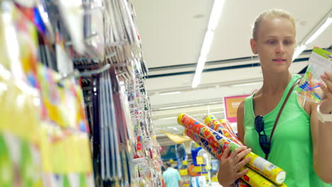 mujer comprando en la tienda de productos de vacaciones