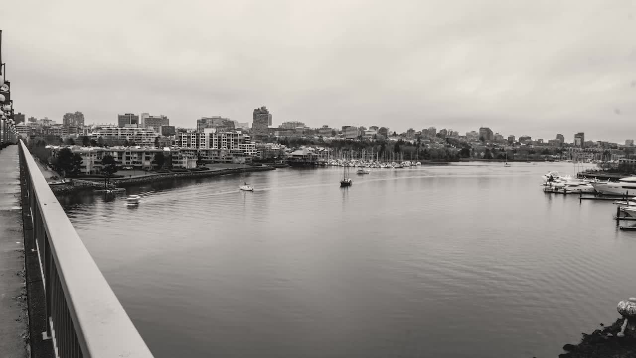 다리 아래를 지나가는 배의 시간 지연, 마리나 인, 팔스 크리크, 밴쿠버 bc