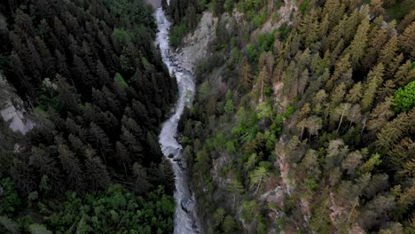 Vista-Aérea-De-Arriba-Hacia-Abajo-Del-Valle-Del-Río-Ródano-En-Valais,-Suiza-Con-Una-Panorámica-Hacia-La-Ciudad-De-Fiesch