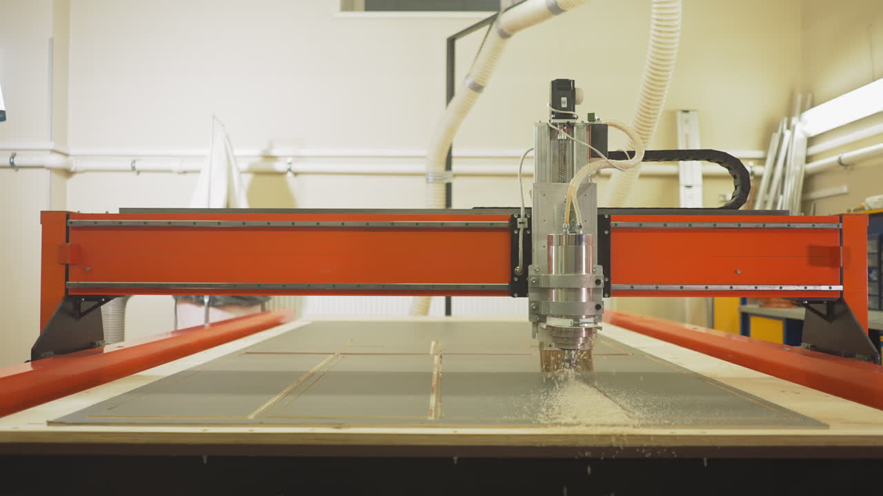 Produzione di particolari in compensato con tornio automatico