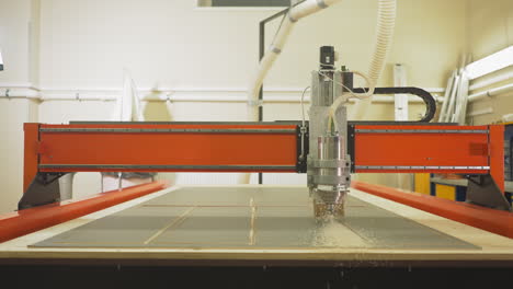 producción de detalles de madera contrachapada con una máquina de torno automatizada