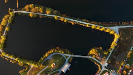 Rotierender-Blick-Von-Oben-Nach-Unten-über-Den-Naturpark-Comana-Bei-Sonnenuntergang,-Rumänien