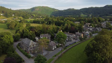 Luftaufnahme-Der-Idyllischen-Stadt-Grasmere-Im-Lake-District,-England,-Großbritannien