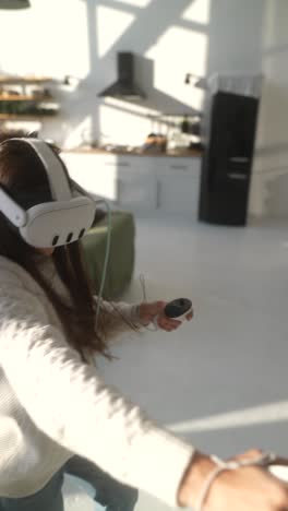 mujer experimentando realidad virtual en navidad