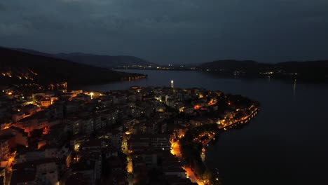 Kastoria-See,-Griechenland-Nach-Einbruch-Der-Dunkelheit:-Erleben-Sie-Die-Ruhe-Aus-Der-Luft-In-Atemberaubender-4K-Auflösung