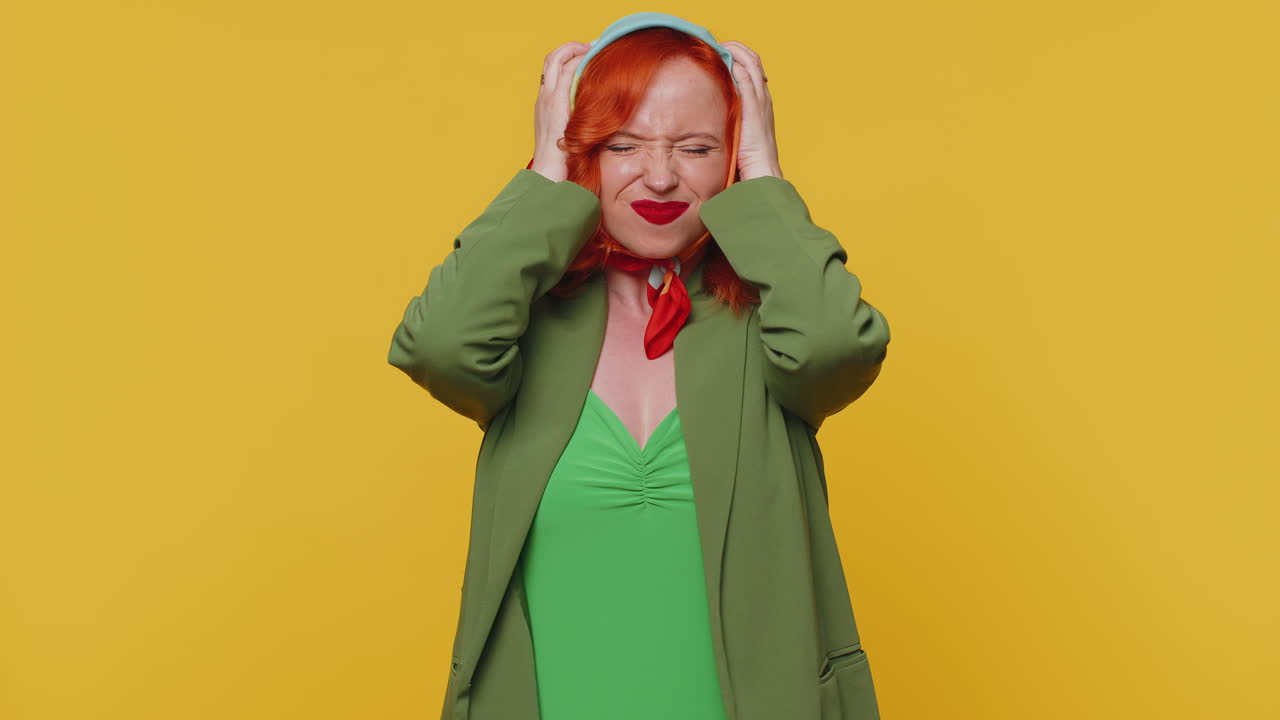 겁에 질린 젊은 여성, 손을 는, 심각한 문제, 스트레스 및 불안에 대해 걱정하고 긴장하는 느낌