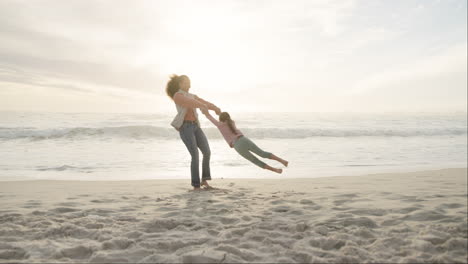 Jugando,-Balanceándose-Y-Una-Madre-Con-Un-Niño