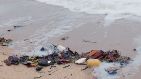 An-Einem-Abgelegenen-Strand-Im-äußersten-Norden-Australiens-Wurde-Müll-Angespült