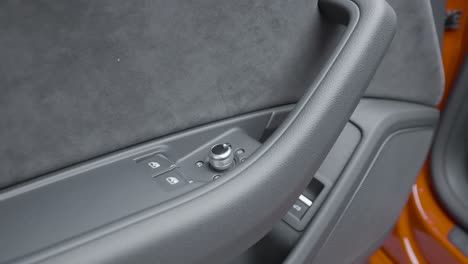 primer plano del interior de una puerta de coche