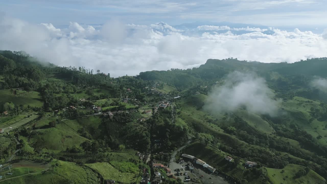 vista aérea de jerico de un pequeño pueblo colombiano tradicional en las montañas de los andes destino de viaje desde medellín