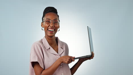 Gesicht,-Frau-Und-Lächeln-Mit-Laptop-Im-Studio