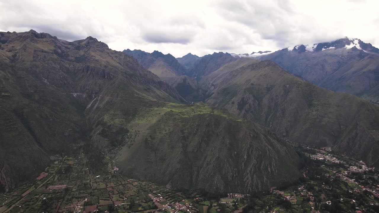 hermosa toma de drones de imponentes montañas verdes en cuzco