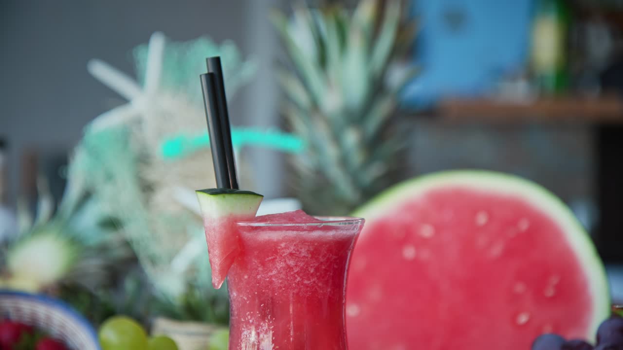 batido de sandía servido en un vaso alto