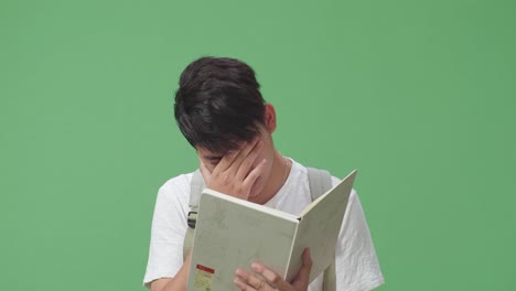 estudiante cansado leyendo