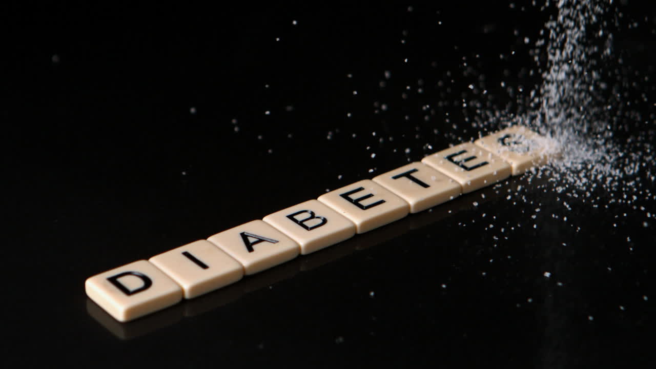 azúcar vertiendo sobre piezas de letra que deletrean diabetes