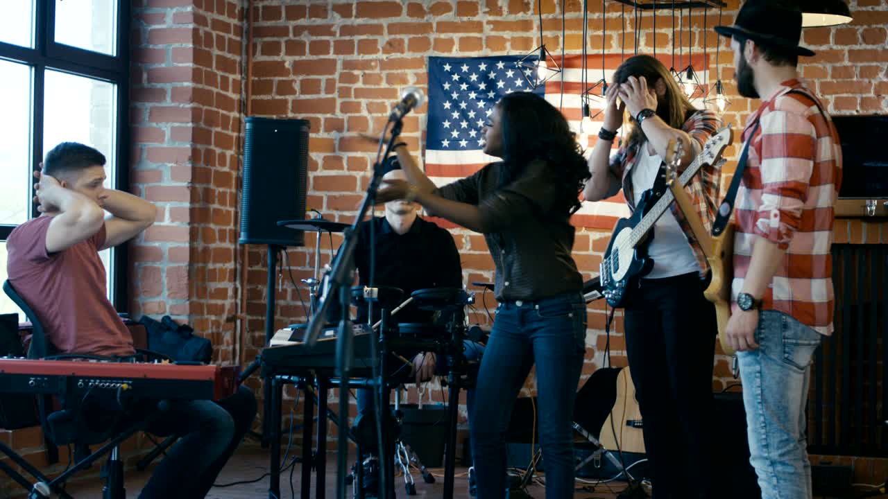 흑인 소녀가 밴드에서 갈등을 일으켜 떠난다