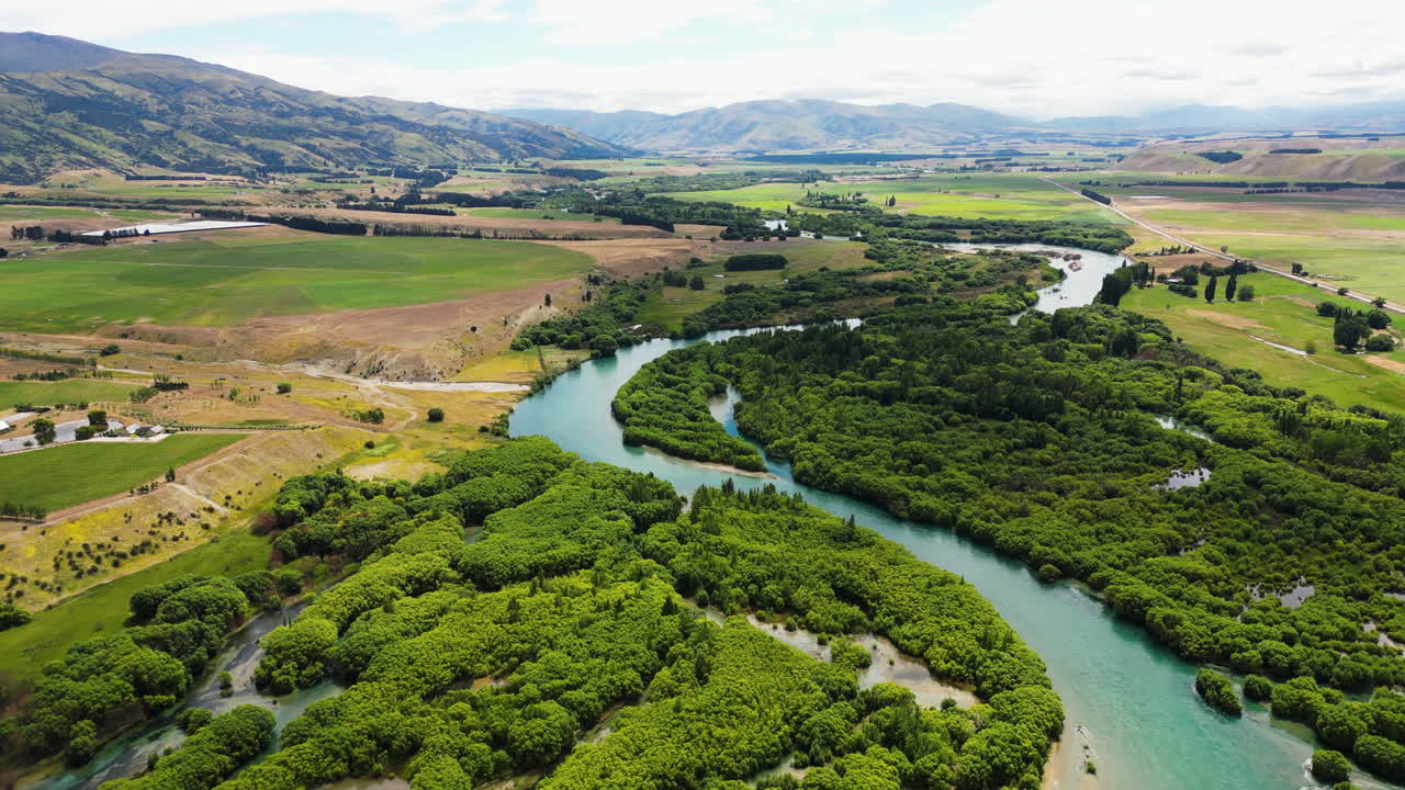 hermoso río clutha doblado en bendigo freedom camping en nueva zelanda, vista de drones