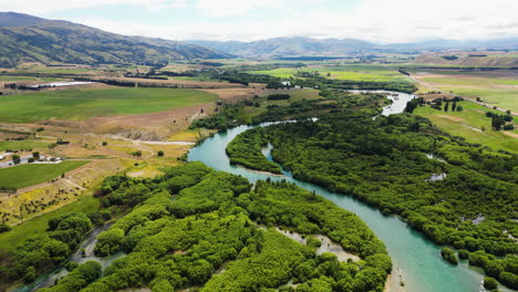 Beautiful-bending-Clutha-River-at-Bendigo-Freedom-Camping-in-New-Zealand,-drone-view