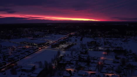 Fliegen-Durch-Eine-Kleine-Stadt,-Paradiesischer-Himmel-Im-Winter