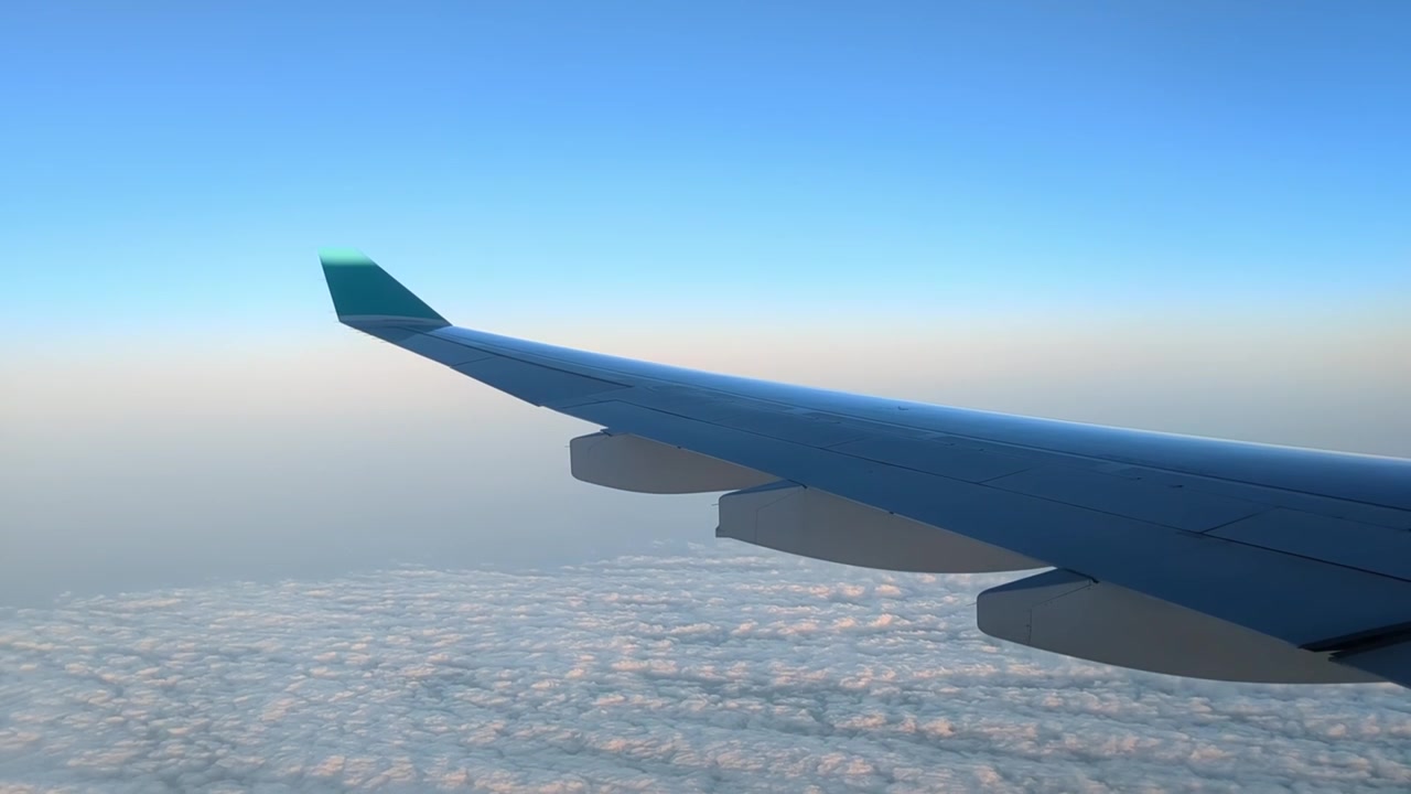 旅客機から見る雲海のはるか上空の窓からの眺め