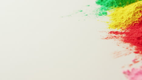 vídeo de polvos multicolores con espacio de copia sobre fondo blanco