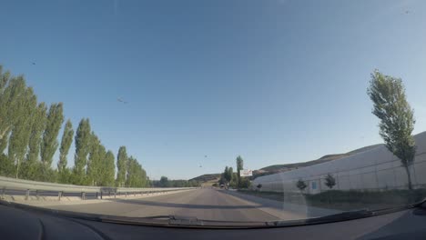 vista de la ciudad, la naturaleza y el tráfico desde la cámara dentro del vehículo.