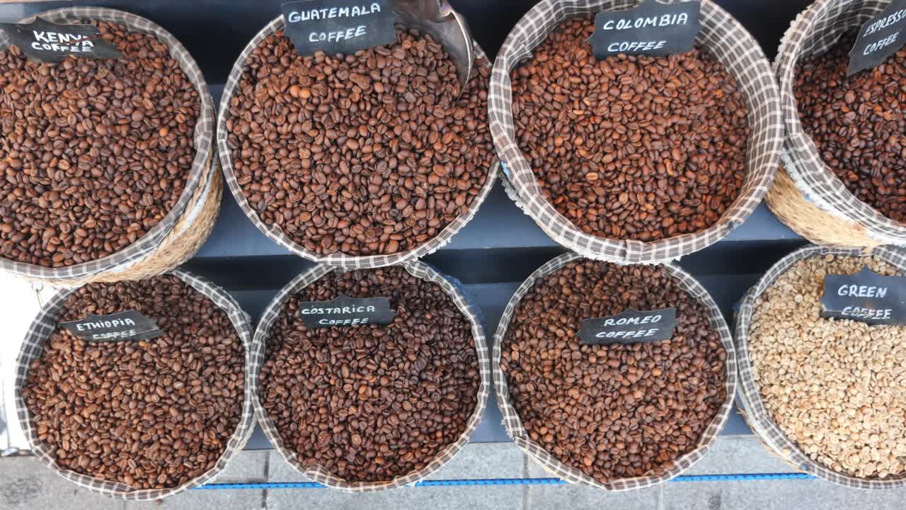 Vari tipi di chicchi di caffè