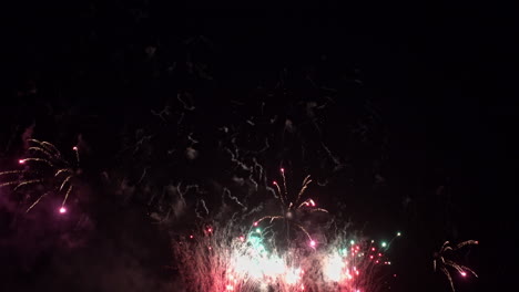 explosión de fuegos artificiales de brocado sobre fondo negro brumoso de humo