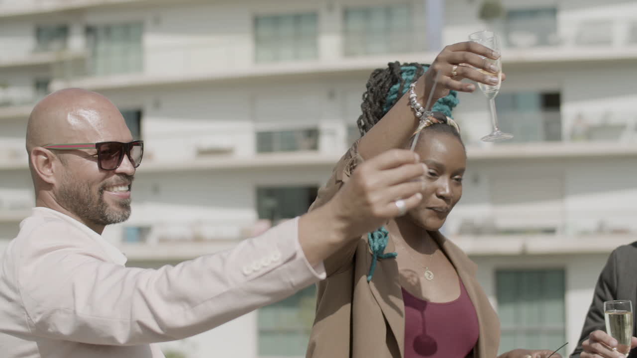 행복한 동료 조명 및 부딪히는 안경의 중간 샷