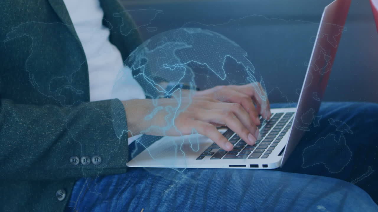 animación del globo sobre un hombre de negocios caucásico usando una computadora portátil