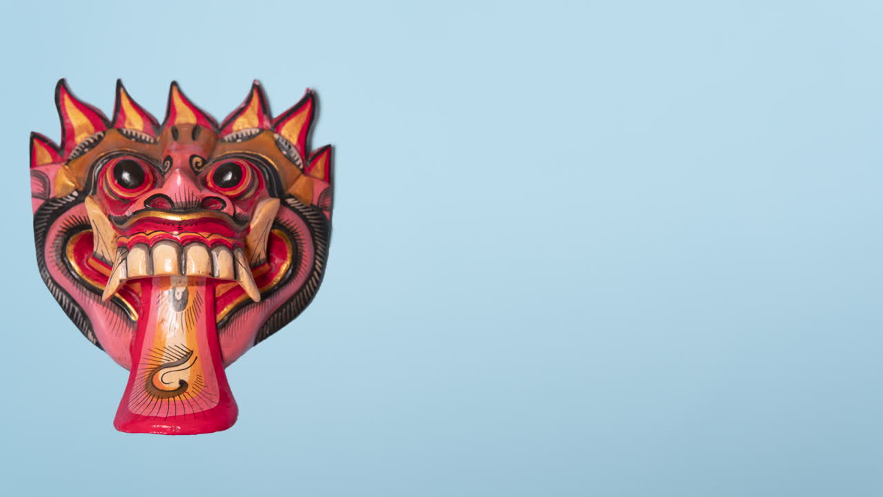 video en stop motion de 4k de una máscara barong balinesa de madera con fondo azul