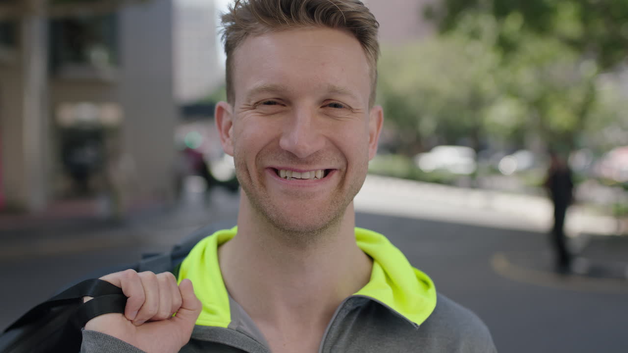 예 ⁇ 고 즐거운 젊은 남자의 초상화 도시 도시 생활 방식을 즐기는 행복한 웃음