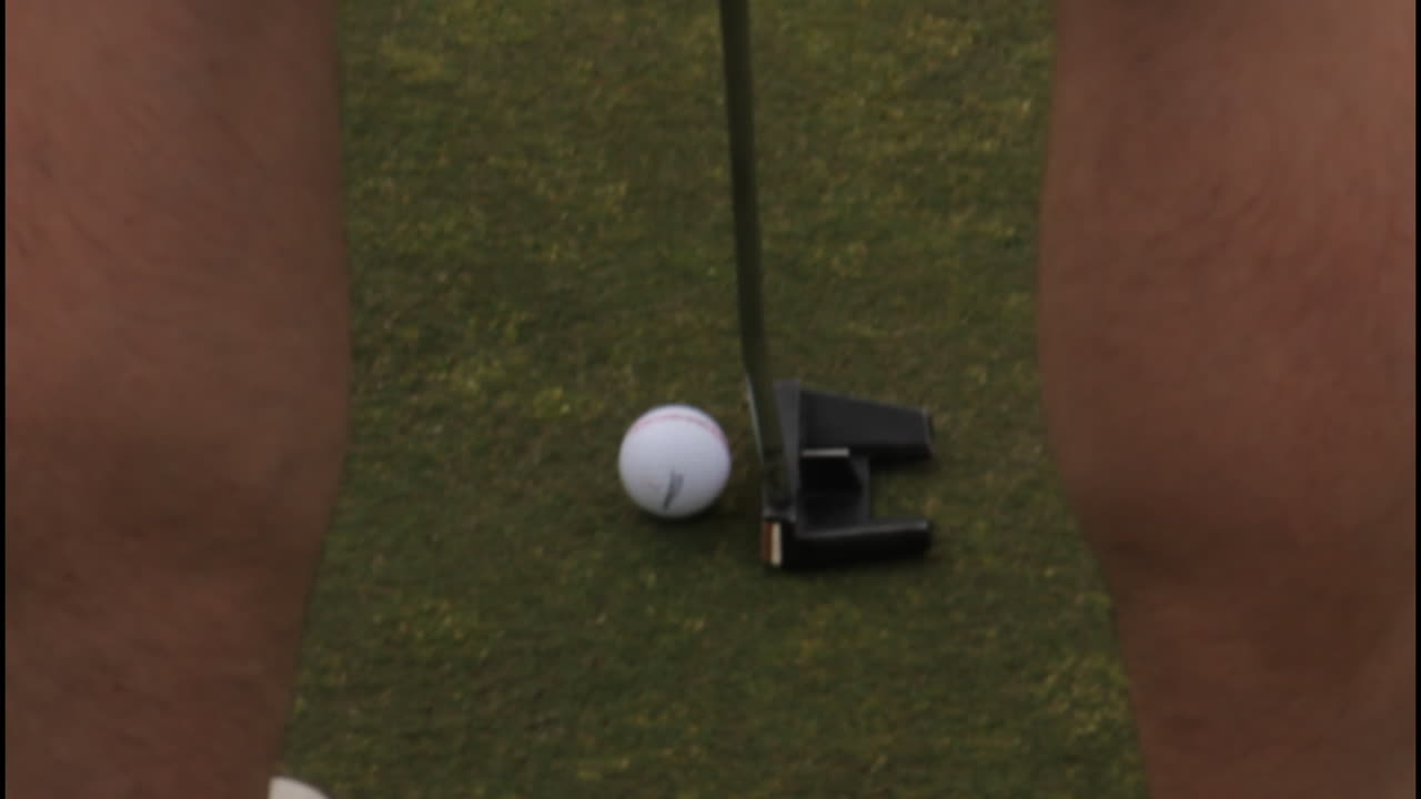 pelota de golf en el putting green