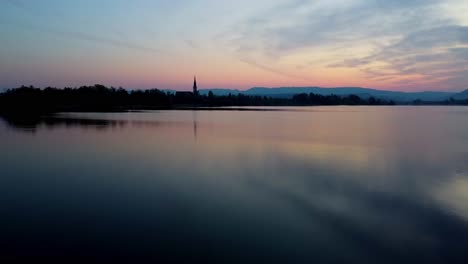 Sonnenaufgang-Am-See,-Links-Am-Sprungturm-Vorbei