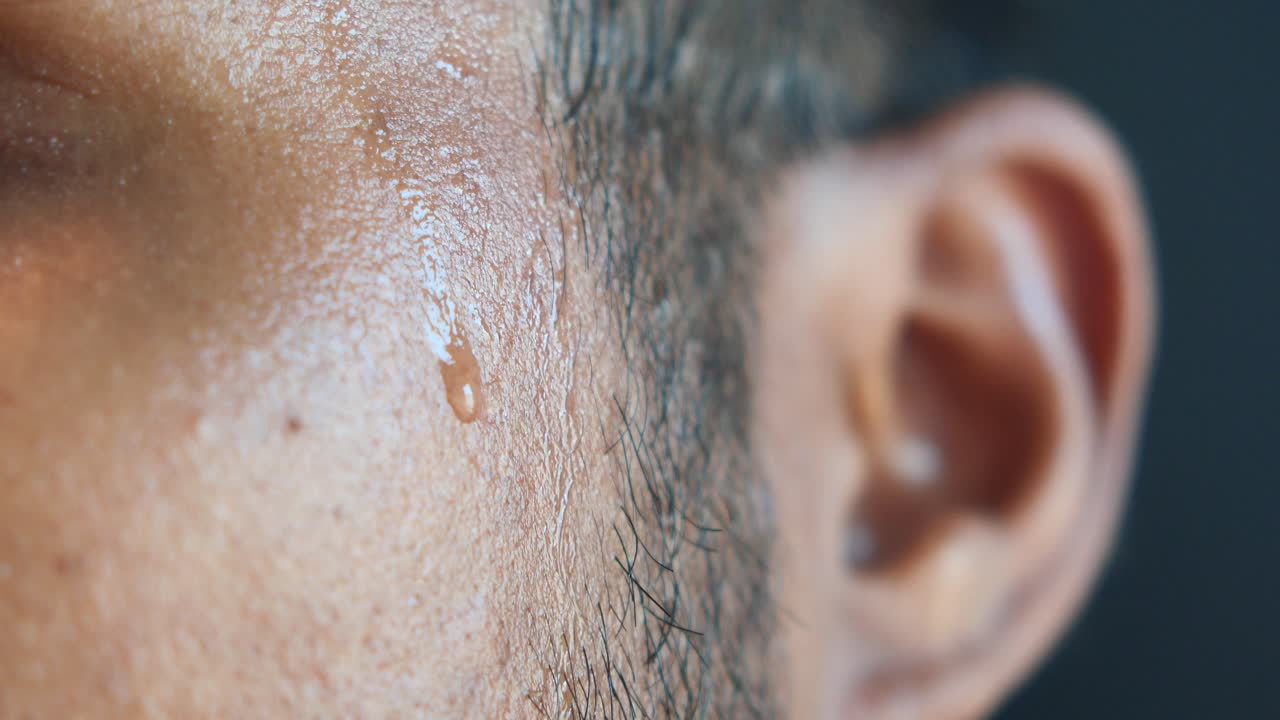 과 손을 머리에 은 남자의 얼굴의 클로즈업