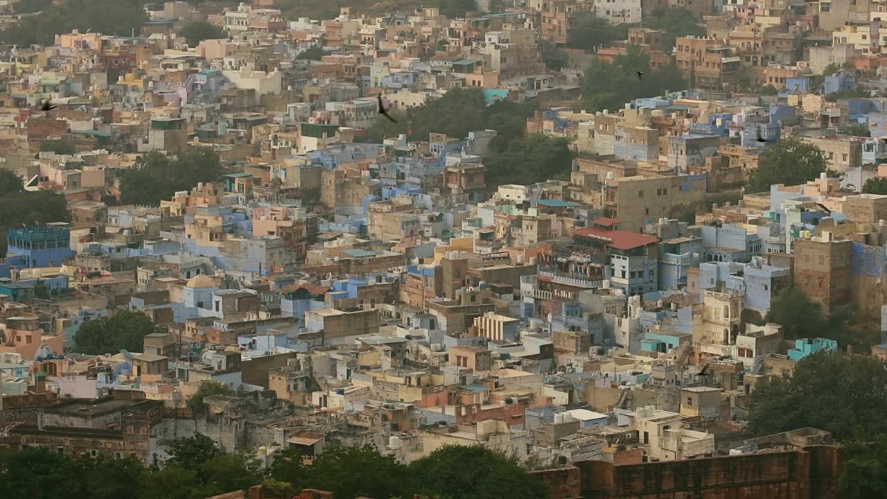Jodhpur (anche città blu) è la seconda città più grande dello stato indiano del Rajasthan e ufficialmente la seconda città metropolitana dello stato.