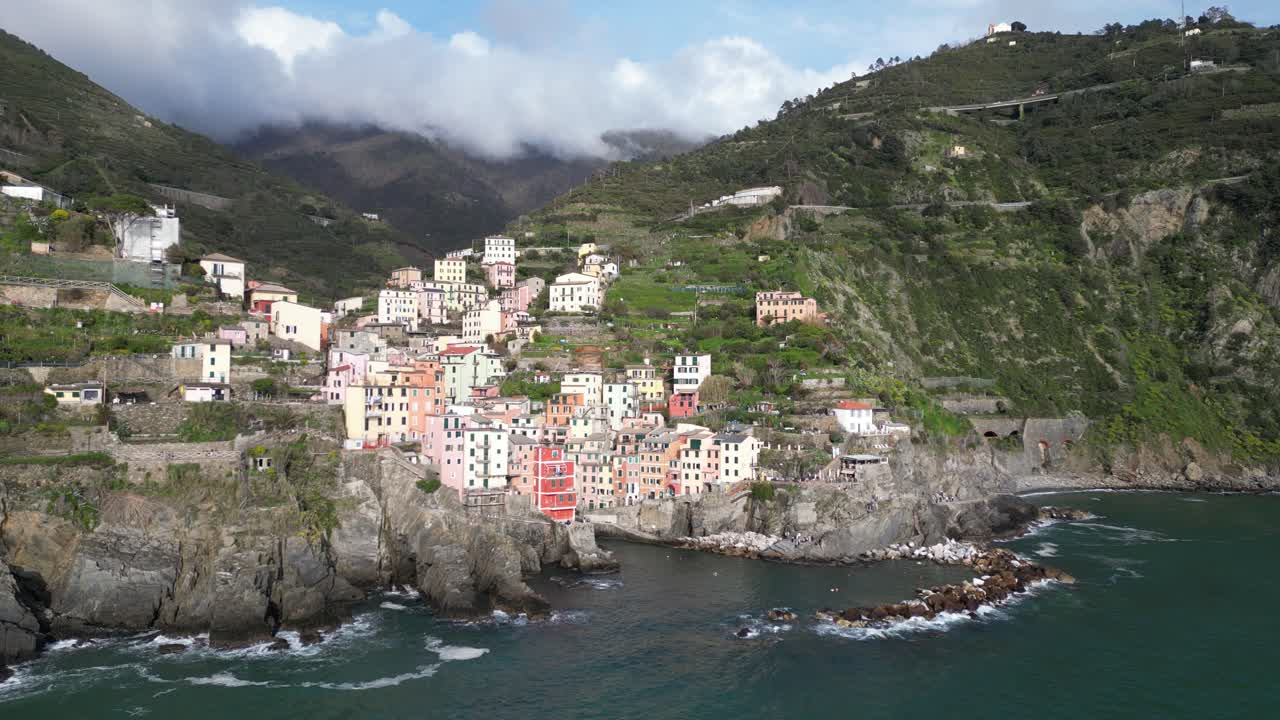 Riomaggiore, Cinque Terre, Italia, vista aerea che mostra gli scenari irreali tutt'intorno