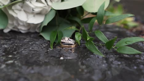 wedding-rings-and-bouquet-on-wet-rocks