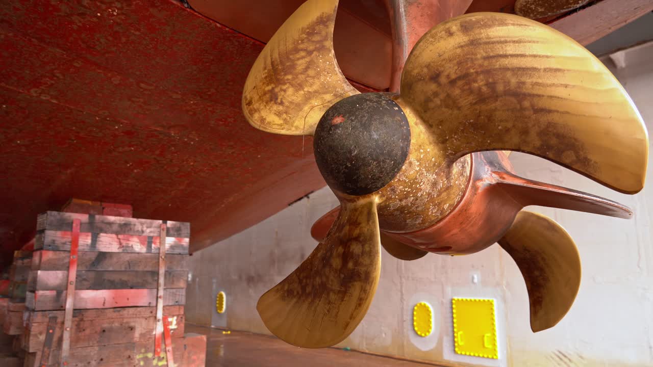 청소하기 전에 드라이독에서 볼 수 있는 선박 스러스터 - 트윈 스크류 쇼텔 방위각 프로펠러 주변에서 천천히 이동 - westcon 노르웨이