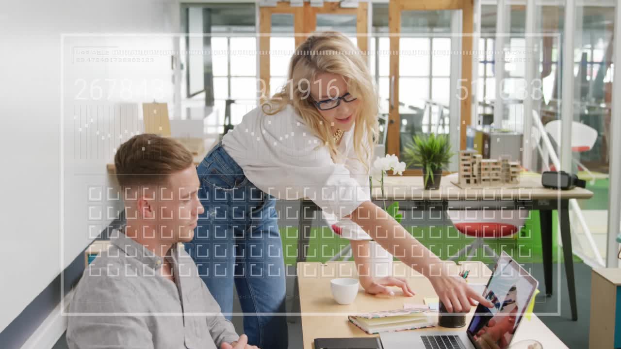 animación de números cambiantes, cuadrados y ecualizadores sobre compañeros de trabajo caucásicos discutiendo en la oficina.