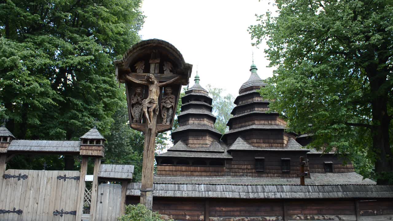 Ahşap kilise ve haç. Yakınlardaki bir köyden taşınarak "Şevçenko Guy" halk mimarisi müzesine yeniden kurulan eski bir ahşap Ortodoks kilisesi. Lviv, Ukrayna.