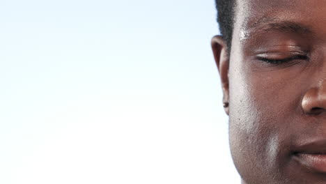hombre negro, confundido y cara de cerca con duda