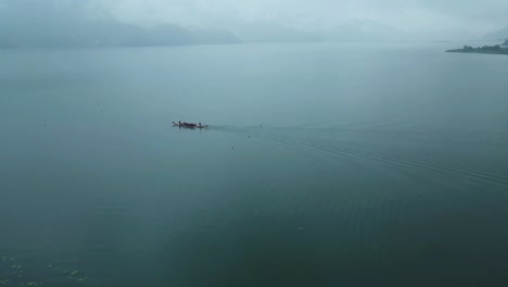 Vista-Aérea-Del-Lago-Phewa-Durante-La-Temporada-De-Verano-En-Pokhara,-Nepal