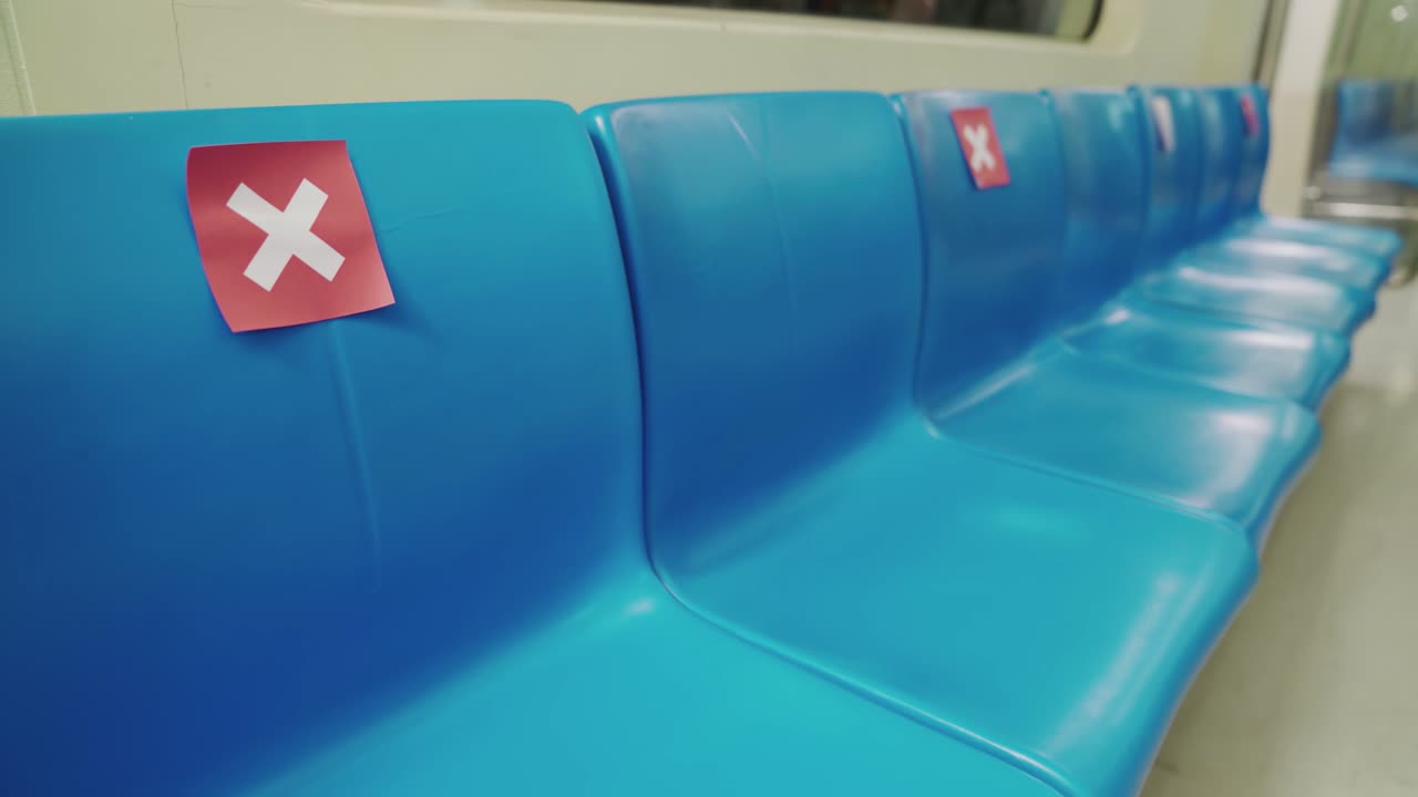 en el asiento público en el metro subterráneo público con señales de distanciamiento social