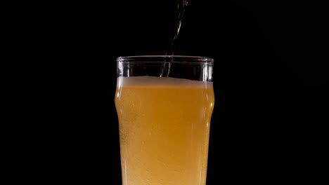 Ein-Köstliches-Bernsteinfarbenes-Bier-Auf-Einem-Sauberen-Schwarzen-Hintergrund