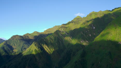 Colinas-Verdes-Sombreadas-En-Nepal-Bajo-Un-Cielo-Azul-Día-Soleado,-Crestas,-Fenómenos-Naturales-De-Cielo-Despejado