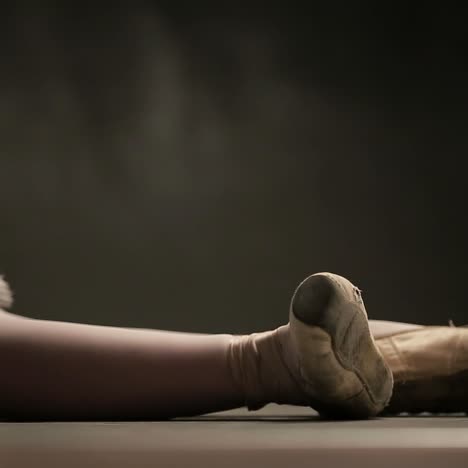 niña bailando en la habitación