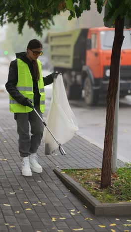 mujer limpiando una calle de la ciudad