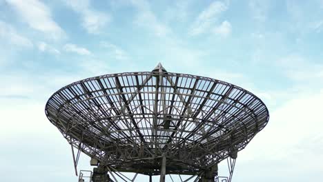 toma aérea de descenso cercano de la antena de radiotelescopio moderna en el observatorio de radioastronomía mullard