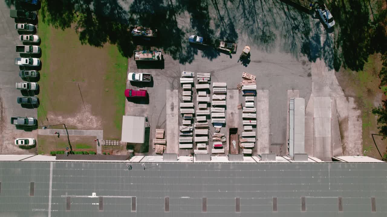 플래트 베드 트레일러와 함께 핫  트럭, 포크 리프트 운전자 시멘트 사이딩으로 로딩